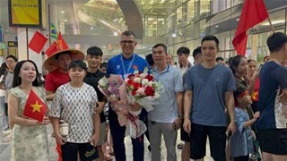  U17 Việt Nam về nước, HLV Cristiano Roland được cổ động viên săn đón như Idol