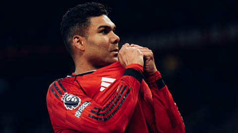 Casemiro bật khóc, hôn logo MU sau khi lập kỷ lục