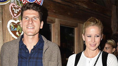 Cựu sao Bayern bỏ vợ già