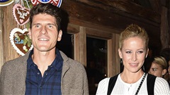 Cựu sao Bayern bỏ vợ già