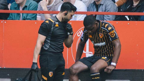 Cầu thủ đen đủi nhất thế giới vừa thi đấu 11 phút lại chấn thương nặng