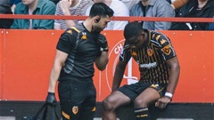 Cầu thủ đen đủi nhất thế giới vừa thi đấu 11 phút lại chấn thương nặng