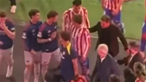 Simeone va chạm Ben White sau trận Atletico vs Arsenal