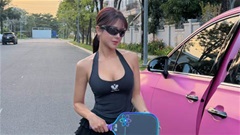'Chị đẹp' Diệp Lâm Anh khoe dáng siêu đẹp bên xe sang màu nữ tính