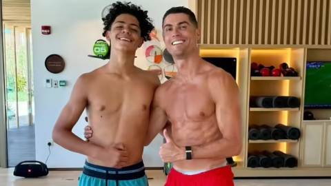 Viễn cảnh bố con Ronaldo làm đồng đội 'tan vỡ'?