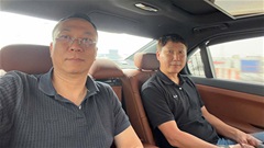 BTC Asian Cup điều xe tiền tỷ đón Chủ tịch VFF và HLV Kim Sang Sik tận chân máy bay