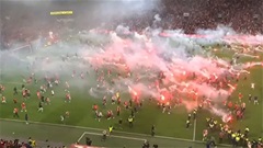 Chỉ còn 3 phút để đăng quang, Slavia Prague bị chính CĐV nhà phá hỏng bữa tiệc