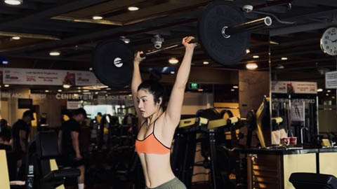 'Em Kim vén váy' khoe vòng eo con kiến