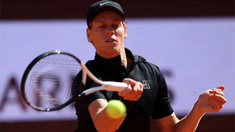 Jannik Sinner cân bằng kỳ tích của Djokovic