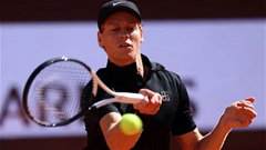 Jannik Sinner cân bằng kỳ tích của Djokovic