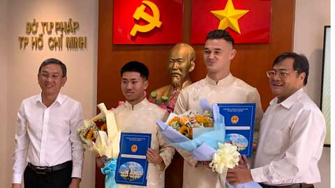 Khoảnh khắc Lê Giang Patrik cùng sao trẻ Ngô Đăng Khoa nhận Quốc tịch Việt Nam