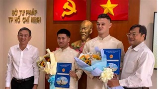 Khoảnh khắc Lê Giang Patrik cùng sao trẻ Ngô Đăng Khoa nhận Quốc tịch Việt Nam