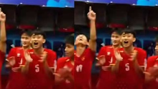 U17 Việt Nam hát 'Như có bác Hồ trong ngày vui đại thắng' trong phòng thay đồ