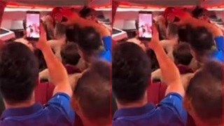 Cận cảnh U17 Việt Nam ăn mừng tưng bừng trên xe sau khi giành vé dự World Cup