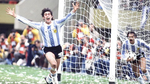 Hai đường kiếm của Mario Kempes