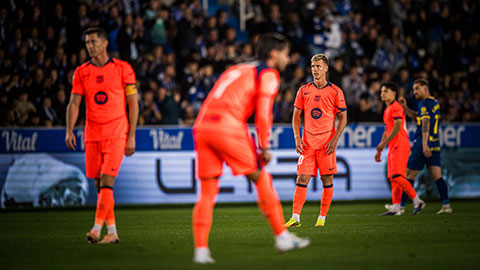 Barca còn chưa 'tỉnh rượu' sau lễ ăn mừng ngôi vương
