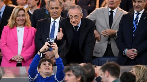 Florentino Perez tranh cãi với fan Real Madrid ngay trên sân