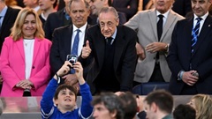 Florentino Perez tranh cãi với fan Real Madrid ngay trên sân