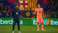 Trung vệ trẻ vừa ra mắt sắp đẩy Ronald Araujo khỏi Barca?