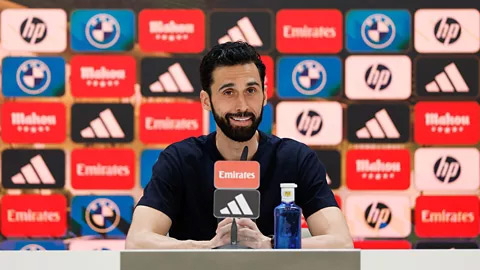Arbeloa họp báo chớp nhoáng sau vụ Mbappe nổi loạn