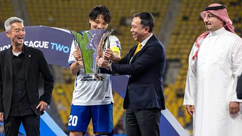 VIDEO Chủ tịch Trần Quốc Tuấn trao cúp cho Gamba Osaka