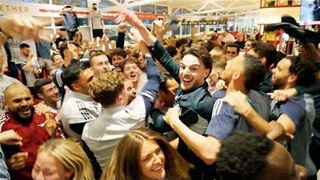 Dàn sao Arsenal sướng phát điên khi giành chức vô địch Ngoại hạng Anh sau 22 năm