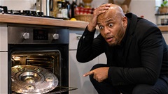 HLV Vincent Kompany tá hỏa với Đĩa bạc Bundesliga vì... đãng trí
