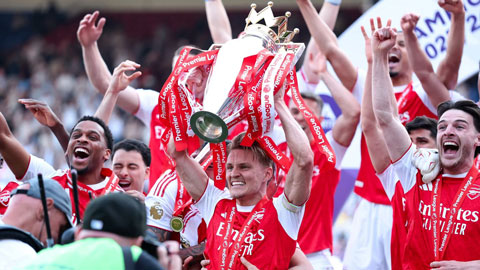 Khoảnh khắc Arsenal nâng cao cúp vô địch Premier League sau 22 năm chờ đợi