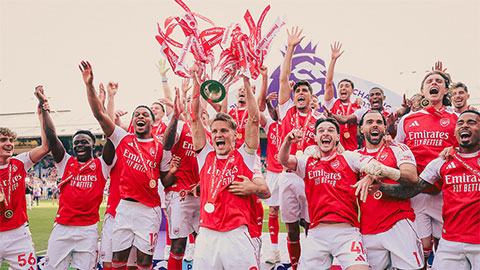 Điểm tin bóng đá sáng 25/5: Arsenal nâng cúp vô địch, Serie A chốt đội dự cúp châu Âu