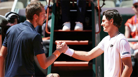 Medvedev thua sốc ở trận mở màn Roland Garros