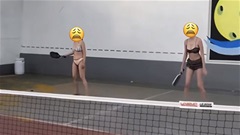 Tranh cãi hình ảnh 2 cô gái diện bikini 'quẩy' trên sân pickleball