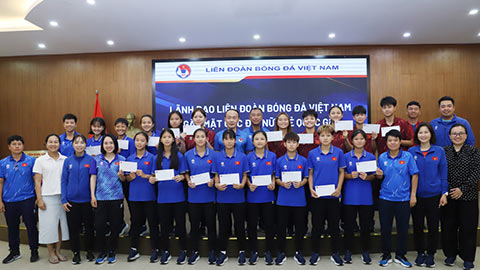 Lãnh đạo VFF động viên U13 và U16 nữ Việt Nam trước kỳ nghỉ hè
