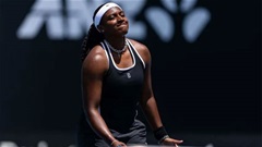 Chấn thương kinh hoàng khiến tay vợt phải rời sân bằng xe lăn ở Roland Garros