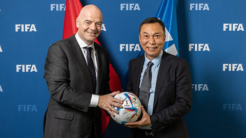 Chủ tịch FIFA và Chủ tịch VFF chúc mừng CAHN đăng quang V.League 2025/26