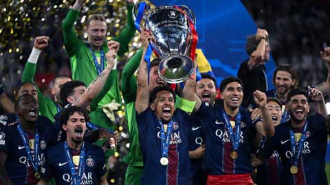 Khoảnh khắc PSG nâng cao cúp vô địch Champions League 2025/26