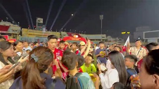 Đình Bắc bị các fan hâm mộ vây kín trong ngày CAHN nâng cao chức vô địch