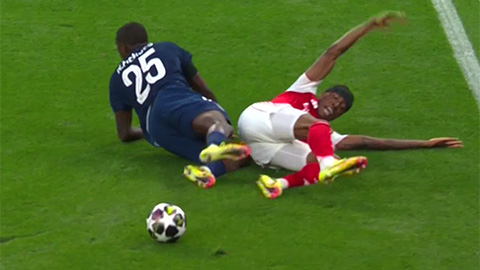 Arsenal mất oan một quả penalty?