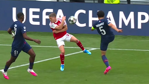 Bàn thắng của Arsenal trước PSG không hợp lệ?