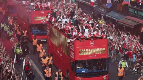 Arsenal diễu hành cúp vô địch Ngoại hạng Anh giữa biển người hâm mộ