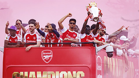 Lễ ăn mừng xấu xí của Arsenal