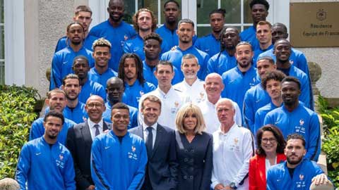 Mbappe bị oan khi đứng chụp hình với Tổng thống Pháp