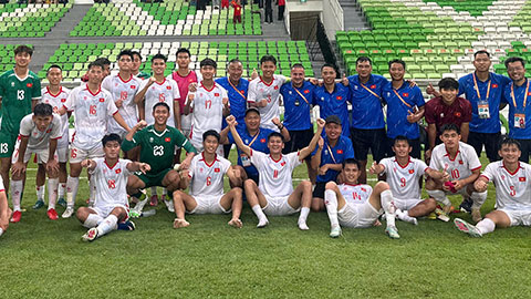 U19 Việt Nam áp đảo đối thủ từ 'bóng chết' 