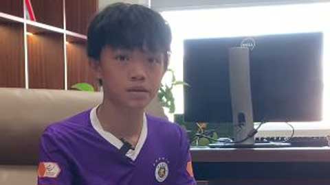 Cậu bé miền núi dùng cành cây, đá làm mắc cơ để tập đá bóng