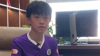 Cậu bé miền núi dùng cành cây, đá làm mắc cơ để tập đá bóng