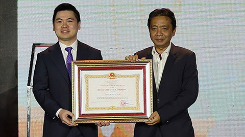 CLB Hà Nội nhận Huân chương Lao động hạng Nhì trong lễ kỷ niệm 20 năm thành lập