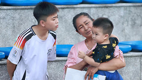 Lê Thị Anh Trúc: 16 tuổi gánh gia đình trên vai, mơ đổi đời nhờ bóng đá