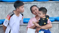 Lê Thị Anh Trúc: 16 tuổi gánh gia đình trên vai, mơ đổi đời nhờ bóng đá