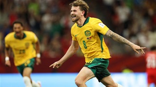 Cú dứt điểm hiểm hóc từ rìa vòng cấm ấn định chiến thắng 2-0 cho Australia