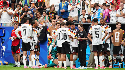 World Cup gây tranh cãi vì cho cầu thủ 'nghỉ mát' giữa trận