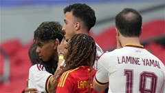 Lamine Yamal tìm bình yên trong vòng tay bạn gái